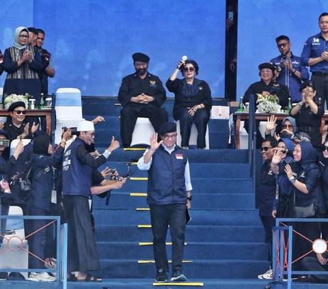 Hadir dengan memakai baret, Bakal Calon Presiden dari Koalisi Perubahan untuk Persatuan (KPP), Anies Baswedan menyapa para kader sebelum memberikan pidato politik pada Apel Siaga Perubahan di Stadion Gelora Bung Karno, Jakarta, Minggu (16/7/2023).