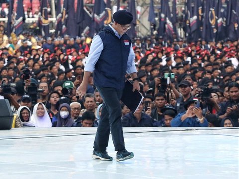 FOTO: Pakai Baret, Pidato 'Berapi-Api' Anies Baswedan Membakar Semangat Para Kader NasDem di Gelora Bung Karno