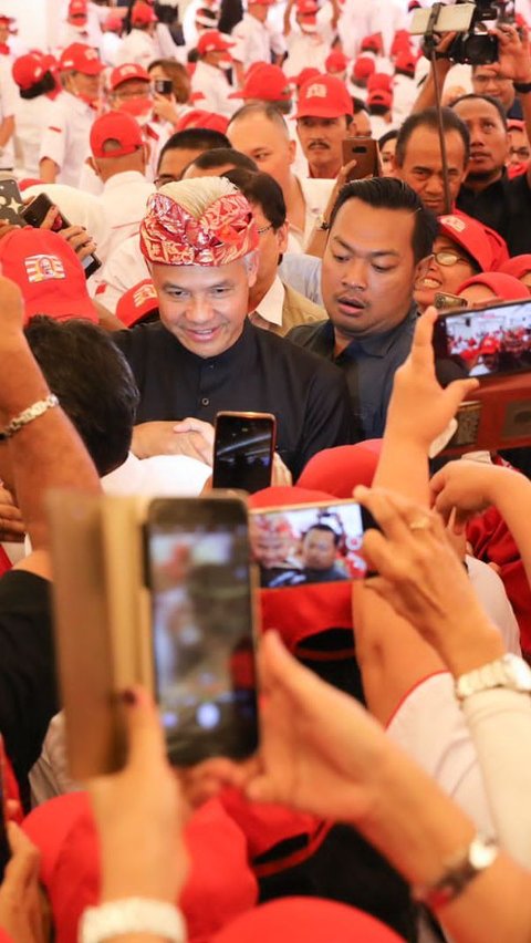 Safari Politik ke Ngawi, Ganjar Disambut Reog dan Warga Ingin Selfie