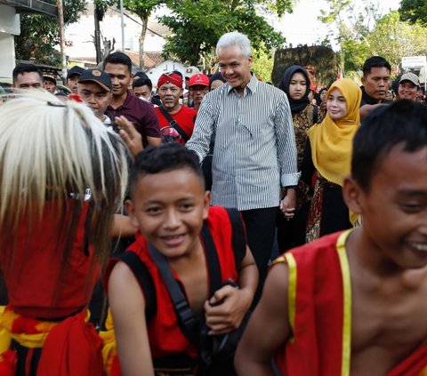 Bakal calon presiden (bacapres) 2024 dari PDI-P Ganjar Pranowo, disambut antusias warga Kabupaten Ngawi saat safari politiknya ke Jawa Timur.