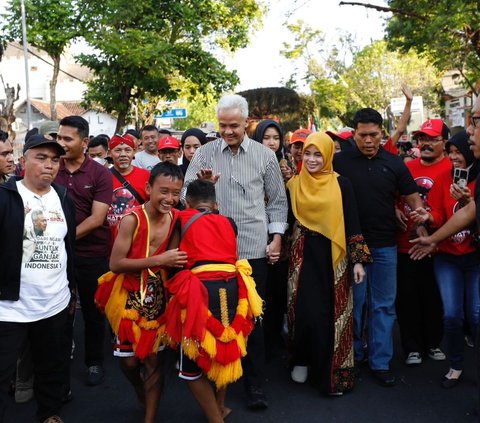 Safari Politik ke Ngawi, Ganjar Disambut Reog dan Warga Ingin Selfie