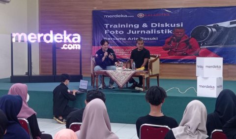Arie Basuki Berbagi Pengalaman dan Aneka Tips Untuk Menjadi Seorang Jurnalis Foto yang Andal.
