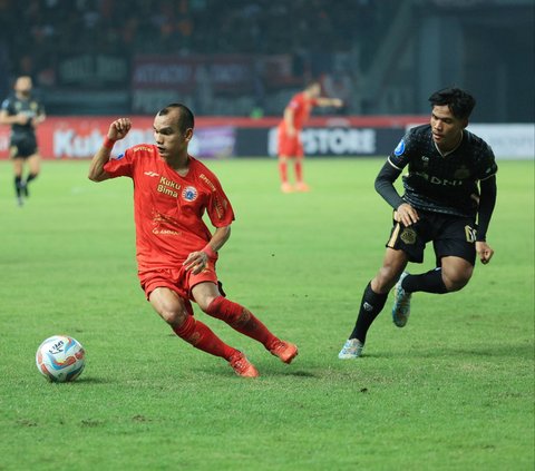 Pemain Persija Jakarta, Riko Simanjuntak, melewati pemain Bhayangkara Presisi, David Maulana. <br /><br />Persija Jakarta tampil gemilang dengan kunggulan 4-1 ketika berduel lawan Bhayangkara FC di laga pekan ketiga BRI Liga 1 2023/2024 di Stadion Patriot Chandrabhaga, Bekasi, Minggu (16/07/2023) malam WIB.