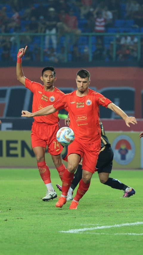 Sejak awal babak, duel antara Persija Jakarta vs Bhayangkara FC berlangsung seru. Macan Kemayoran sendiri tampil mendominsi jalannya laga meski sempat tertinggal lebih dahulu di menit ke-6 usai dijebol oleh Crislan Henrique.