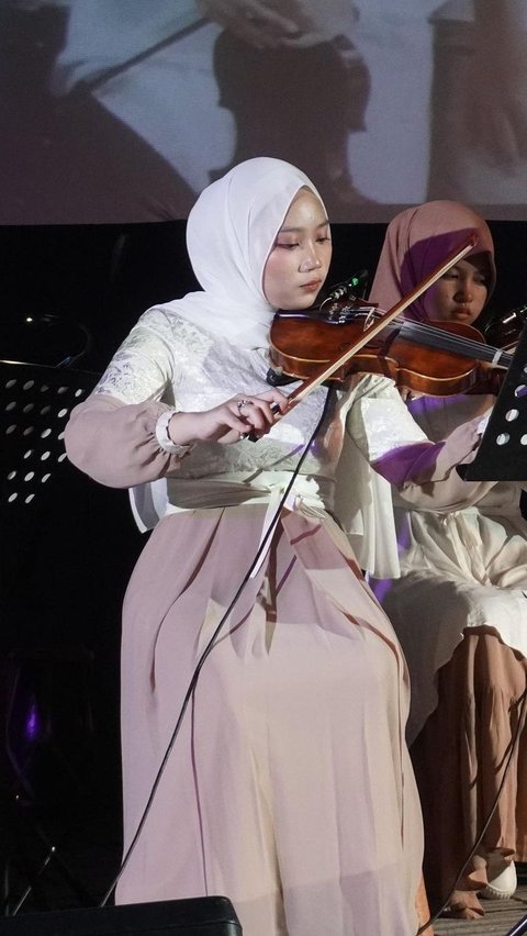 Selama berada di atas panggung Zara terlihat sangat fokus memperhatikan not. Satu persatu nada ia mainkan sesuai not lagu di depannya.