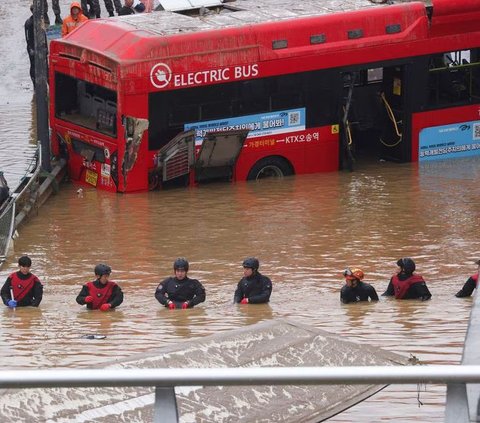 Tim SAR di Kota Cheongju, Korea Selatan, kini masih berupaya menjangkau penumpang bus yang terjebak di dalam terowongan underpass karena terendam banjir parah pada Sabtu malam. Sejauh ini Tim SAR sudah mengumpulkan 13 korban tewas.