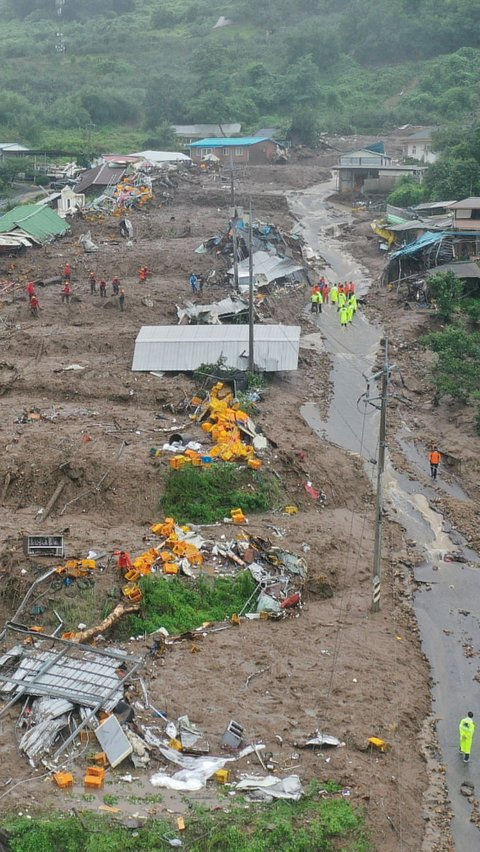 Hujan dengan intensitas 300mm terjadi di seantero Korsel pada Sabtu. Biasanya intensitas hujan mencapai 1.000mm hingga 1.800mm dalam setahu, kata Asosiasi Meteorologi Korea.<br /><br />Foto udara di daerah itu memperlihatkan genangan coklat lumpur dan air banjir cukup dalam, hanya atap rumah saja yang terlihat dari jauh.