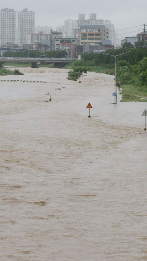 Sejumlah desa di dekat bendungan dan jalanan di sekitarnya terendam dan warga terjebak di rumah mereka.<br /><br />Badan Meteorologi Korea memperkirakan hujan masih akan terus mengguyur hingga Rabu mendatang.