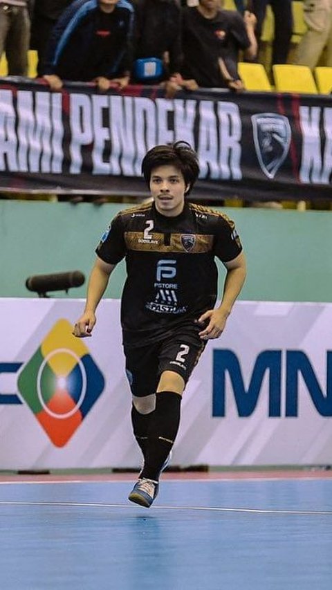 Seperti inilah momen saat Atta debut perdana di Liga Pro Futsal Indonesia. Pria 28 tahun ini menggunakan jersey lengkap dengan nomor punggung 2.