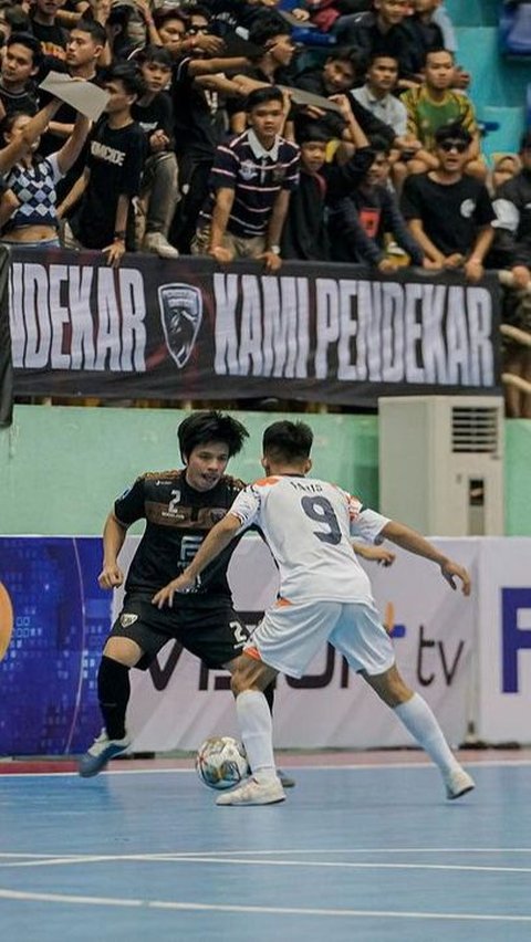 Atta terlihat sangat fokus bermain di pertandingan tersebut. Beberapa kali, ia juga terlihat berduel dengan lawannya.