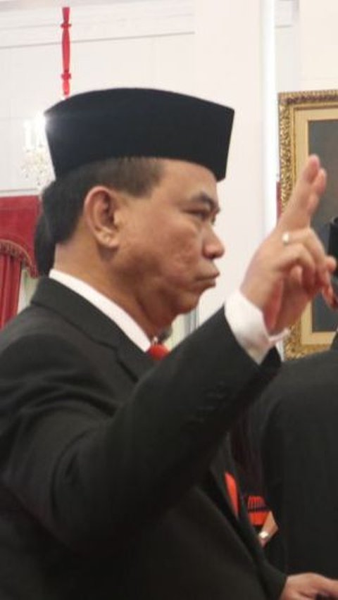 Pada hari ini Presiden melantik Budi Arie Setiadi sebagai Menkominfo baru. Budi dilantik bersama sejumlah wakil menteri di Istana Negara, Jakarta. Budi merupakan Ketua Umum Relawan Pro Jokowi (Projo), yang notabene sudah berulang kali menyampaikan dukungannya kepada capres yang akan bertarung pada Pilpres 2024.