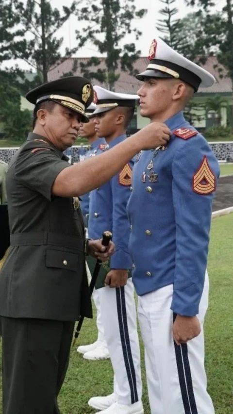 Gantengnya Enzo Allie Akmil TNI Berdarah Prancis di 'Kirab Pamitan Taruna', Dimintai Foto Para Wanita