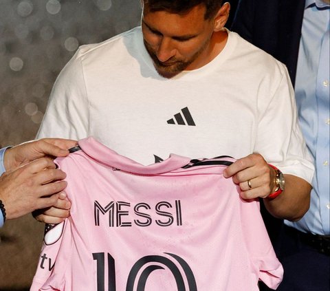 Klub sepak bola asal Florida, Inter Miami akhirnya resmi merilis momen perkenalan Lionel Messi di Stadion DRV PNK, Fort Lauderdale, Florida, Amerika Serikat.<br /><br />Momen perkenalan tersebut berlangsung meriah karena dihadiri puluhan ribu fans dan secara simbolis Messi menerima jersey barunya tersebut dengan nomor punggung 10.