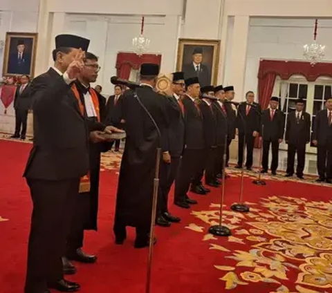 Presiden Joko Widodo atau Jokowi melakukan reshuffle atau perombakan kabinet, Senin (17/7/2023). Jokowi melantik mantan wartawan Nezar Patria sebagai Wamenkominfo.