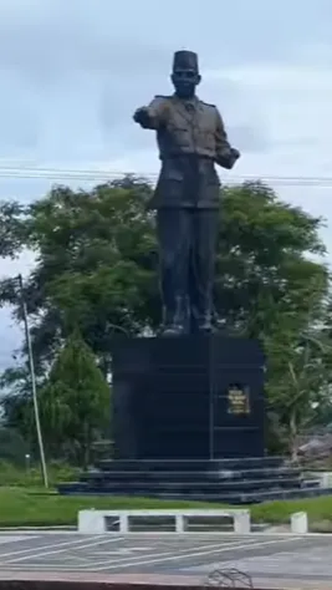 Gaya Santai Polisi Kebal Peluru Jalan-Jalan ke Kota Tertua, Kunjungi Tugu Soekarno