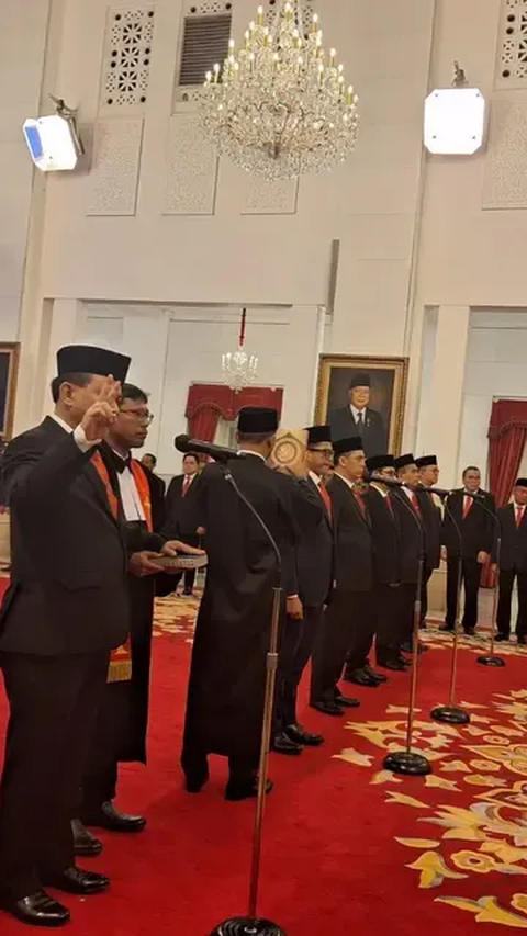 Senyum Lebar Budi Arie 'Projo' Dilantik Jokowi Jadi Menkominfo, Salam Komando ke Mahfud