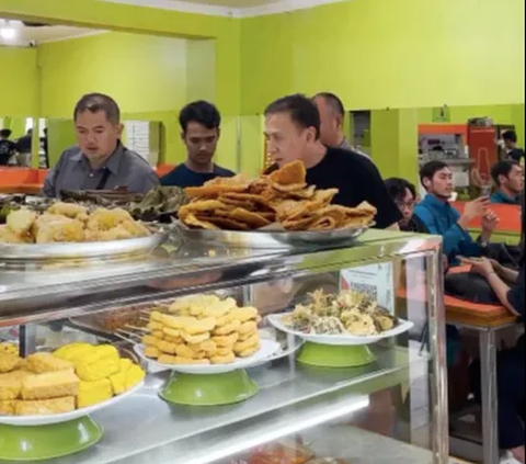 Pensiunan Jenderal Polri Ajak Anak Bontot Makan di Warteg, Momennya jadi Sorotan