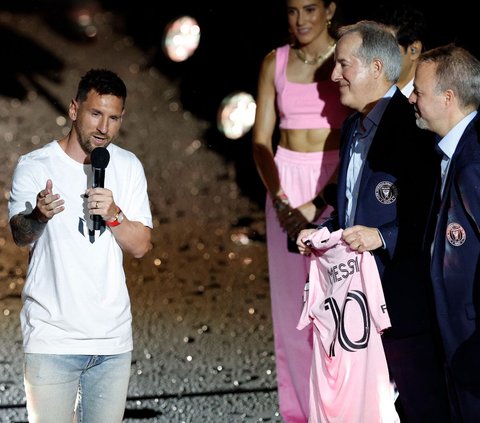 FOTO: Dipeluk David Beckham, Lionel Messi Resmi Berseragam Inter Miami