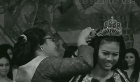 Ia datang ke acara Miss Indonesia tahun 1969 itu untuk memberikan mahkota sebagai hadiah kepada pemenang Miss Indonesia sekaligus memakaikan selempang.
