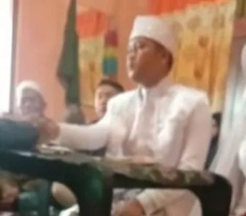 Lagi Ijab Kabul Pengantin Pria Bikin Seisi Ruangan Kaget, Tiba-Tiba 'Pecahkan' Meja Auto Disorot