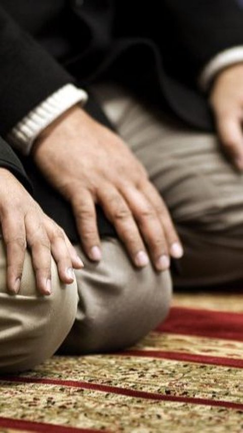 Tidak Tinggalkan Kewajiban, Para awak kapal ini Melaksanakan Sholat Jumat di Tengah Laut