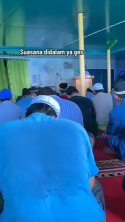 Tidak Tinggalkan Kewajiban, Para awak kapal ini Melaksanakan Sholat Jumat di Tengah Laut