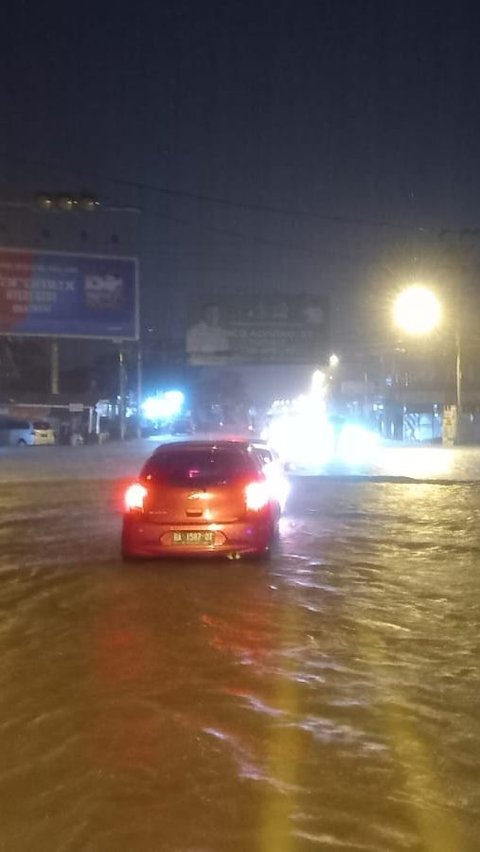 Wali Kelas 4 SD Negeri 38 Seberang Padang Paradila mengatakan, banjir yang dipicu hujan deras pada Kamis (13/7) sore hingga Jumat (14/7) pagi, menyebabkan separuh buku di perpustakaan terendam banjir.