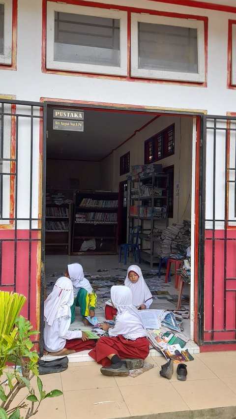 Saat ini proses belajar mengajar di sekolah itu belum kondusif. Guru dan murid masih membersihkan ruangan dan menjemur semua buku yang basah.