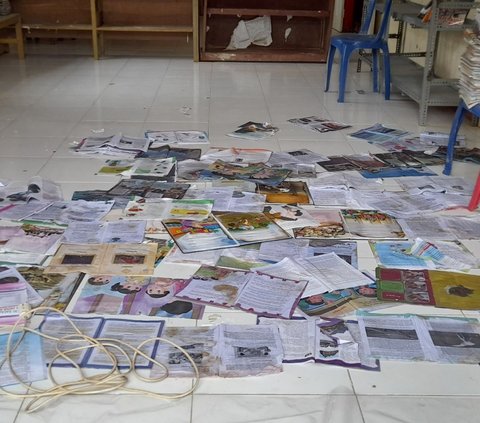 Momen Siswa dan Guru SD di Padang Berjibaku Jemur Buku Pascabanjir