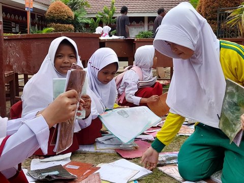 Momen Siswa dan Guru SD di Padang Berjibaku Jemur Buku Pascabanjir