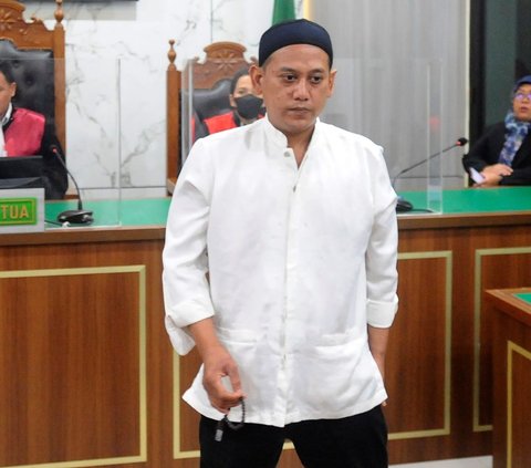 Rizky Noviyandi Achmad yang merupakan terdakwa kasus pembunuhan anak kandungnya dan juga penganiayaan terhadap istrinya menjalani sidang di Pengadilan Negeri Depok, Jawa Barat, Senin (17/07/2023).