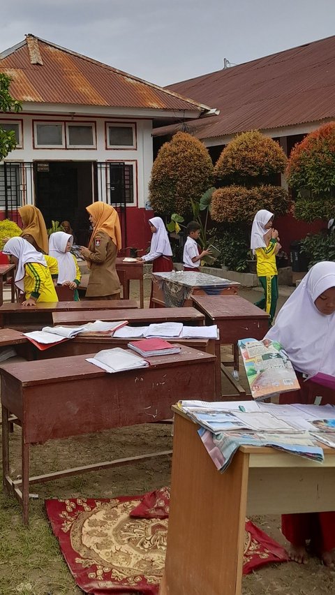 Momen Siswa dan Guru SD di Padang Berjibaku Jemur Buku Pascabanjir