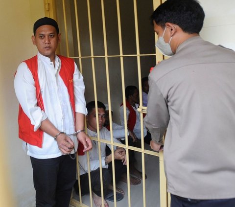Terdakwa kasus pembunuhan anak Rizky Noviyandi Achmad yang tampak diborgol usai sidang vonisnya mengalami menundaan hingga Kamis (20/7/2023) di Pengadilan Negeri Depok, Jawa Barat, Senin (17/07/2023) .