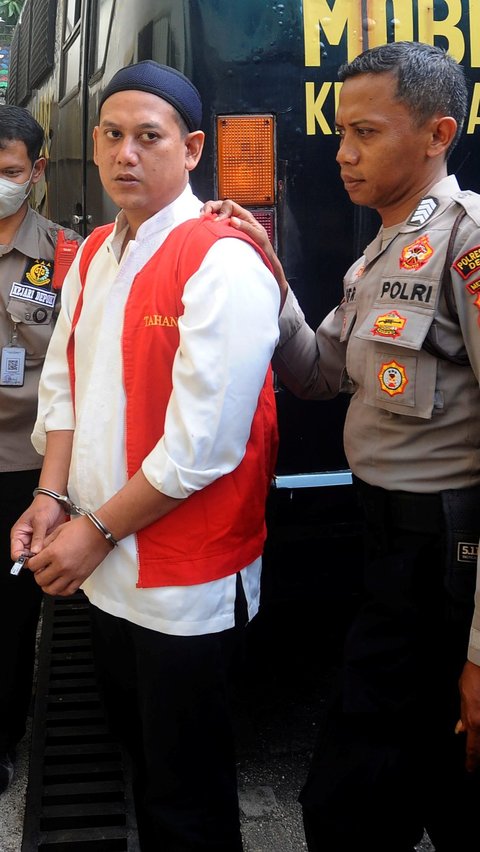 Ekspresi terdakwa kasus pembunuhan anak dan penganiayaan istri, Rizky Noviyandi Achmad saat digiring petugas polisi di Pengadilan Negeri Depok, Jawa Barat, Senin (17/07/2023). Sebelumnya Rizky Noviyandi Achmad dituntut JPU dengan hukuman mati pada (14/6/2023) lalu.