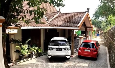 Rumah istri pertama Didi Kempot ini lokasinya hanya berjarak sekitar satu kilometer dari makam sang maestro.