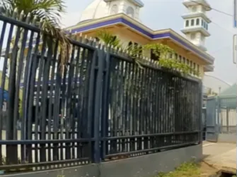 Lokalisasi Boker Diapit Dua Masjid