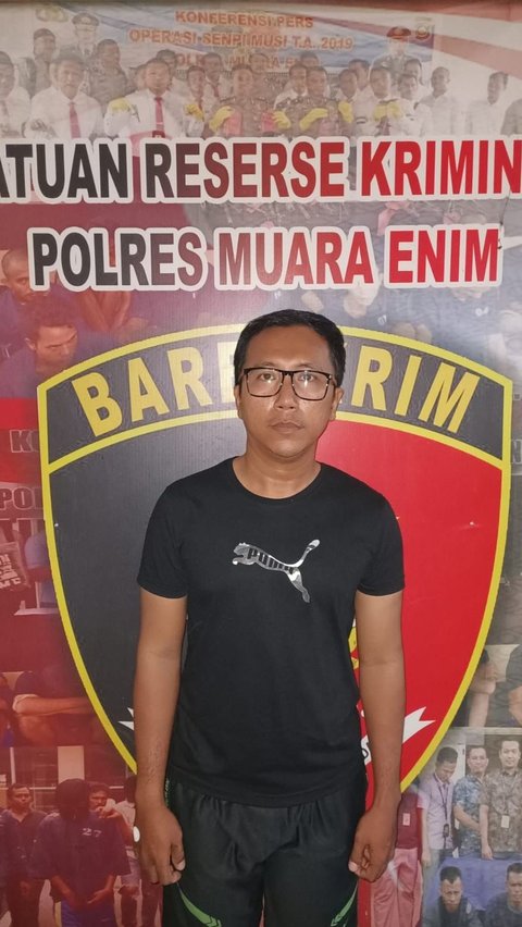 Korban sudah berusaha menolak. Tetapi korban tak menyerah dan terus mengimingi bisa meloloskan mereka menjadi taruna TNI dan Polri.