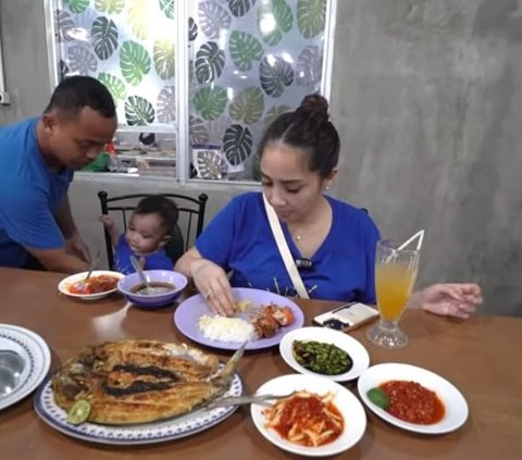 Rayyanza Tak Henti Panggil Nagita Slavina yang Asyik Makan, Pipi Merah Kayak Tomat Menggemaskan