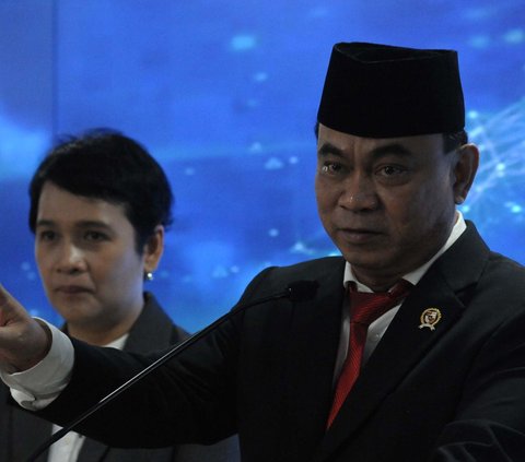 Menteri Komunikasi dan Informatika (Menkoimfo) yang baru, Budi Arie Setiadi memberi keterangan pers usai melakukan Sertijab Menggantikan Johnny G Plate di Gedung Kementerian Kominfo, Jakarta, Senin (17/7/2023).
