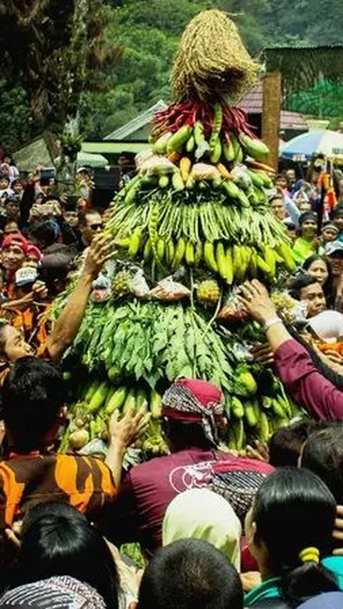 Bagi sebagian masyarakat Jawa Tengah, gunungan ini akan didoakan terlebih dahulu kemudian diarak dan akan diperebutkan oleh warga yang ada disekitar lokasi arakan sebagai wujud rasa syukur dan harapan untuk tahun yang lebih baik.