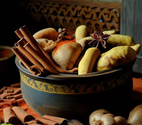 Selama masa kolonial, bumbu-bumbu dan rempah-rempah Indonesia seperti kunyit, jahe, lengkuas, kemangi, serai, dan lain-lain, diintegrasikan ke dalam masakan Belanda.