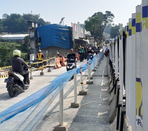 Dalam keterangan foto yang diunggah, disebutkan juga bahwa Jembatan Cikereteg dibuka selebar 3 meter untuk kendaraan roda dua dan 1,7 meter untuk jalur pejalan kaki serta 1,2 meter untuk pekerja yang tetap melaksanakan pekerjaan bagian parapet jembatan sisi barat.