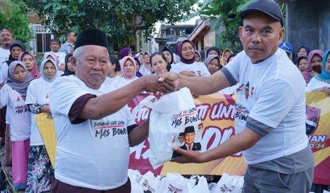 Persimpangan Bogor Trade Mall menjadi tujuan terakhir tim relawan di kota Bogor. Di sana tim relawan membagikan sembako kepada supir angkot.