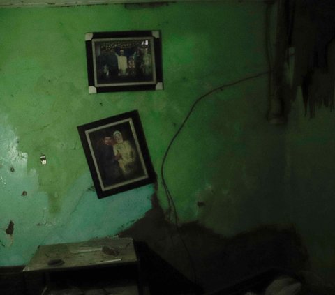Beberapa bingkai di dalam rumahnya juga memperlihatkan foto-foto anggota keluarga dari Pak Ngadenin yang menghiasi dinding rumah di kawasan Jatiwaringin, Bekasi, Jawa Barat, Senin (17/7/2023).