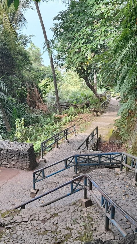 Longsor tersebut dipicu akibat hujan deras yang menguyur Kota Padang dan sekitar pada Kamis, (13/7) malam hingga Jumat, (14/7) pagi.