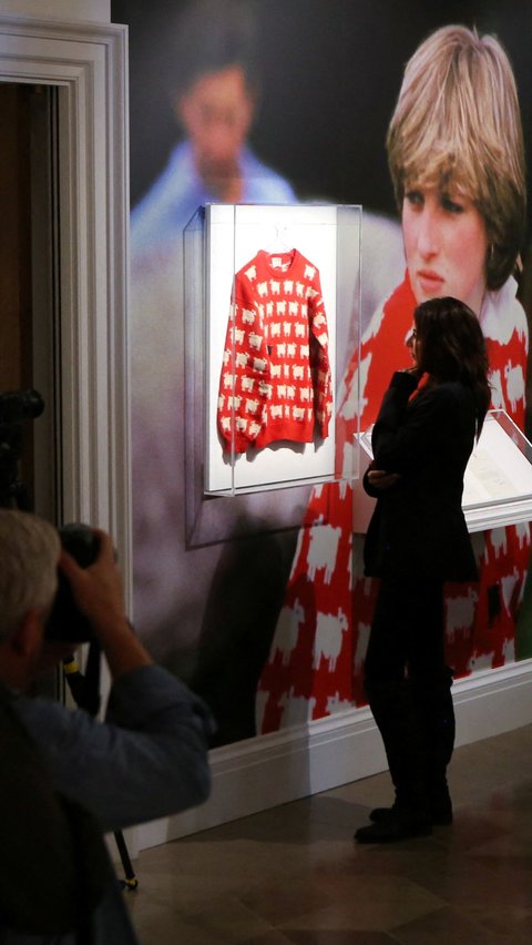 Pada hari Senin (26/6/2023) Sotheby's mengeluarkan pengumuman yang mengabarkan tentang sweater Putri Diana itu akan dilelang mulai Agustus 2023.