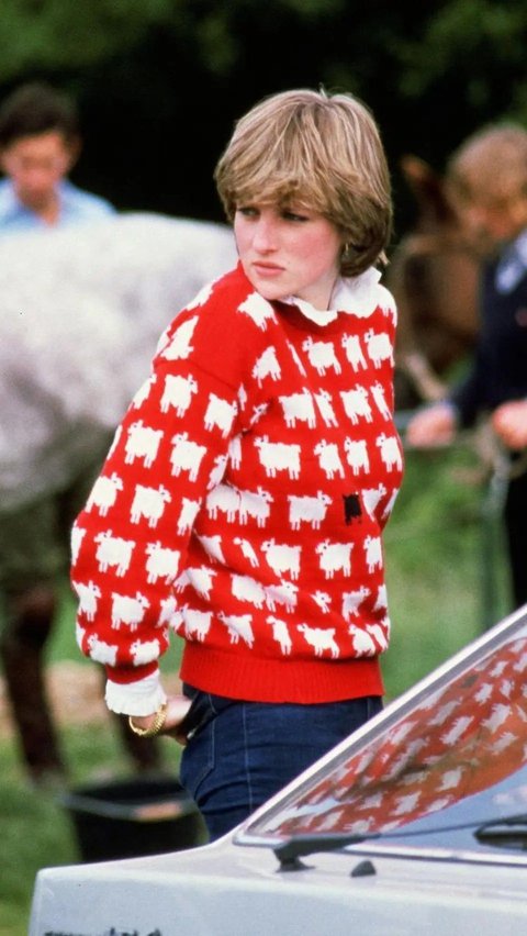 Pose Putri Diana dengan sweater motif kambing hitam kesayanganya yang dipakai pertama kali ke pertandingan polo Pangeran Charles pada 1981.