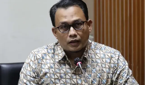 Diketahui, hakim Pengadilan Tipikor Makassar memvonis lepas Eltinus Omaleng, terdakwa kasus dugaan suap pembangunan Gereja Kingmi Mile 32 di Papua. Vonis lepas dibacakan hari ini, Senin (17/7).