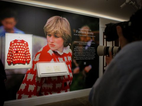 FOTO: Siap Dilelang dengan Harga Fantastis, Ini Foto-Foto Sweater Motif Kambing Hitam Putri Diana di Sotheby's