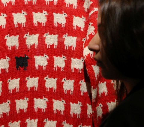 Sweater tersebut juga akan dipamerkan ke publik di markas Sotheby's Manhattan mulai 7 September 2023.